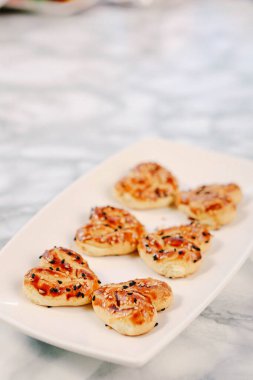 Bir grup çeşit kurabiye. Çikolata parçacıklı, yulaflı, kuru üzümlü, beyaz çikolatalı.