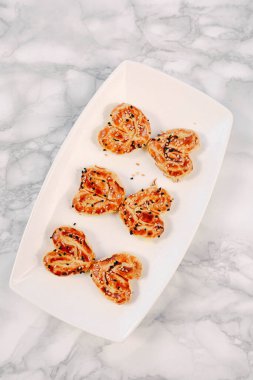 Bir grup çeşit kurabiye. Çikolata parçacıklı, yulaflı, kuru üzümlü, beyaz çikolatalı.