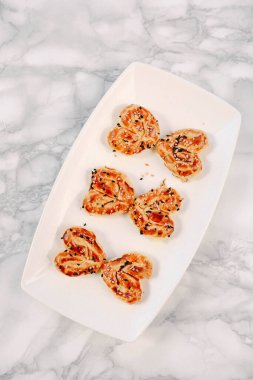 Bir grup çeşit kurabiye. Çikolata parçacıklı, yulaflı, kuru üzümlü, beyaz çikolatalı.