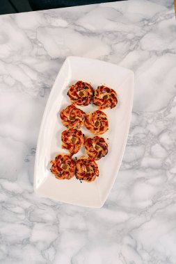 Bir grup çeşit kurabiye. Çikolata parçacıklı, yulaflı, kuru üzümlü, beyaz çikolatalı.