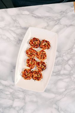 Bir grup çeşit kurabiye. Çikolata parçacıklı, yulaflı, kuru üzümlü, beyaz çikolatalı.