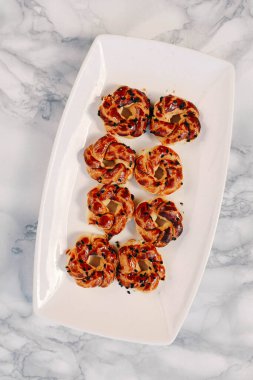 Bir grup çeşit kurabiye. Çikolata parçacıklı, yulaflı, kuru üzümlü, beyaz çikolatalı.