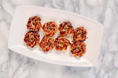 Bir grup çeşit kurabiye. Çikolata parçacıklı, yulaflı, kuru üzümlü, beyaz çikolatalı.