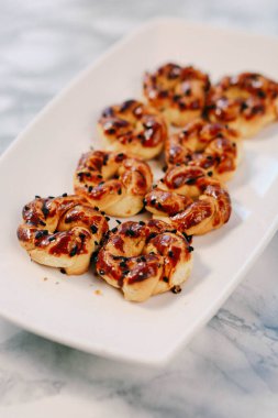 Bir grup çeşit kurabiye. Çikolata parçacıklı, yulaflı, kuru üzümlü, beyaz çikolatalı.