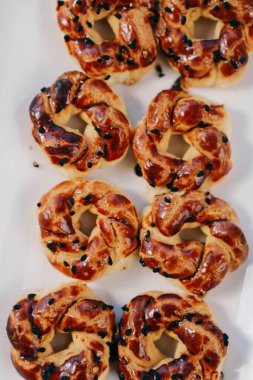 Bir grup çeşit kurabiye. Çikolata parçacıklı, yulaflı, kuru üzümlü, beyaz çikolatalı.