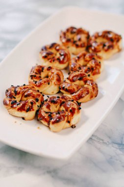 Bir grup çeşit kurabiye. Çikolata parçacıklı, yulaflı, kuru üzümlü, beyaz çikolatalı.