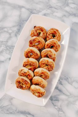 Bir grup çeşit kurabiye. Çikolata parçacıklı, yulaflı, kuru üzümlü, beyaz çikolatalı.