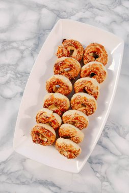 Bir grup çeşit kurabiye. Çikolata parçacıklı, yulaflı, kuru üzümlü, beyaz çikolatalı.