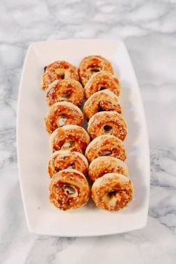 Bir grup çeşit kurabiye. Çikolata parçacıklı, yulaflı, kuru üzümlü, beyaz çikolatalı.