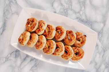 Bir grup çeşit kurabiye. Çikolata parçacıklı, yulaflı, kuru üzümlü, beyaz çikolatalı.