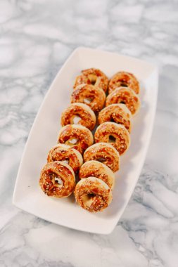 Bir grup çeşit kurabiye. Çikolata parçacıklı, yulaflı, kuru üzümlü, beyaz çikolatalı.