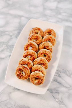 Bir grup çeşit kurabiye. Çikolata parçacıklı, yulaflı, kuru üzümlü, beyaz çikolatalı.