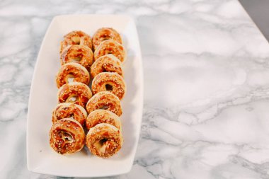 Bir grup çeşit kurabiye. Çikolata parçacıklı, yulaflı, kuru üzümlü, beyaz çikolatalı.