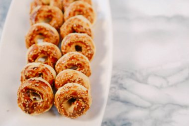 Bir grup çeşit kurabiye. Çikolata parçacıklı, yulaflı, kuru üzümlü, beyaz çikolatalı.