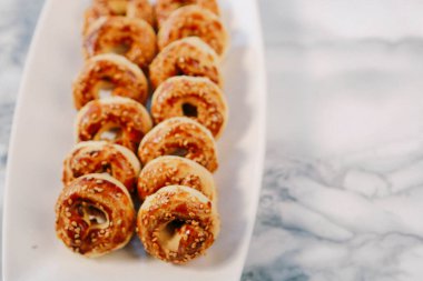 Bir grup çeşit kurabiye. Çikolata parçacıklı, yulaflı, kuru üzümlü, beyaz çikolatalı.