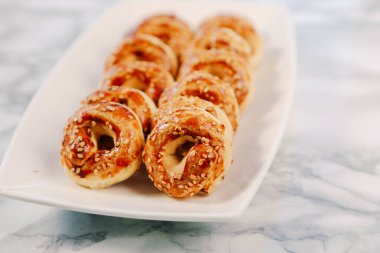 Bir grup çeşit kurabiye. Çikolata parçacıklı, yulaflı, kuru üzümlü, beyaz çikolatalı.