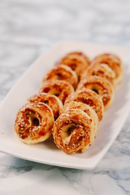 Bir grup çeşit kurabiye. Çikolata parçacıklı, yulaflı, kuru üzümlü, beyaz çikolatalı.