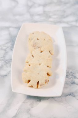 Bir grup çeşit kurabiye. Çikolata parçacıklı, yulaflı, kuru üzümlü, beyaz çikolatalı.