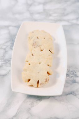 Bir grup çeşit kurabiye. Çikolata parçacıklı, yulaflı, kuru üzümlü, beyaz çikolatalı.