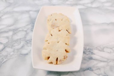 Bir grup çeşit kurabiye. Çikolata parçacıklı, yulaflı, kuru üzümlü, beyaz çikolatalı.