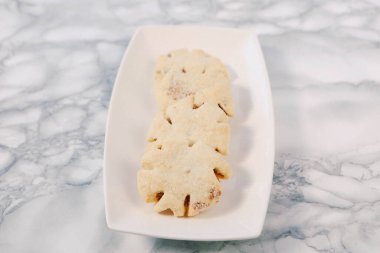 Bir grup çeşit kurabiye. Çikolata parçacıklı, yulaflı, kuru üzümlü, beyaz çikolatalı.