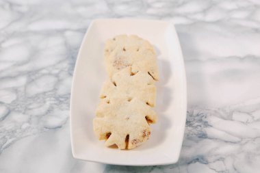 Bir grup çeşit kurabiye. Çikolata parçacıklı, yulaflı, kuru üzümlü, beyaz çikolatalı.