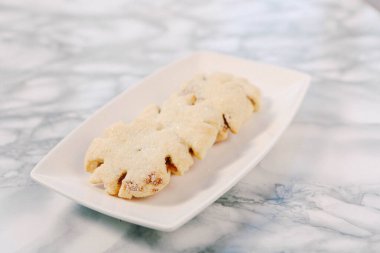 Bir grup çeşit kurabiye. Çikolata parçacıklı, yulaflı, kuru üzümlü, beyaz çikolatalı.