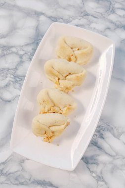 Bir grup çeşit kurabiye. Çikolata parçacıklı, yulaflı, kuru üzümlü, beyaz çikolatalı.