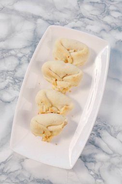 Bir grup çeşit kurabiye. Çikolata parçacıklı, yulaflı, kuru üzümlü, beyaz çikolatalı.