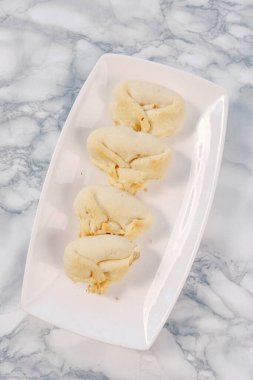 Bir grup çeşit kurabiye. Çikolata parçacıklı, yulaflı, kuru üzümlü, beyaz çikolatalı.