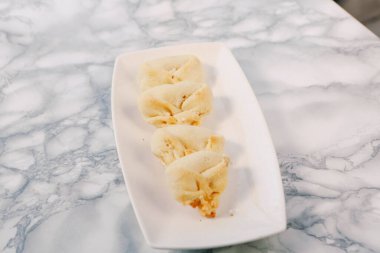 Bir grup çeşit kurabiye. Çikolata parçacıklı, yulaflı, kuru üzümlü, beyaz çikolatalı.