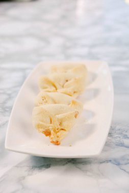 Bir grup çeşit kurabiye. Çikolata parçacıklı, yulaflı, kuru üzümlü, beyaz çikolatalı.