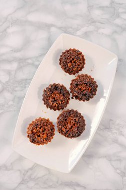 Bir grup çeşit kurabiye. Çikolata parçacıklı, yulaflı, kuru üzümlü, beyaz çikolatalı.