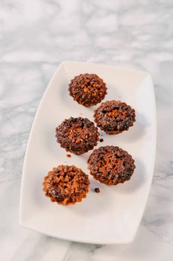 Bir grup çeşit kurabiye. Çikolata parçacıklı, yulaflı, kuru üzümlü, beyaz çikolatalı.