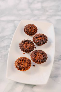 Bir grup çeşit kurabiye. Çikolata parçacıklı, yulaflı, kuru üzümlü, beyaz çikolatalı.