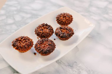 Bir grup çeşit kurabiye. Çikolata parçacıklı, yulaflı, kuru üzümlü, beyaz çikolatalı.