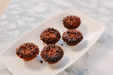 Bir grup çeşit kurabiye. Çikolata parçacıklı, yulaflı, kuru üzümlü, beyaz çikolatalı.