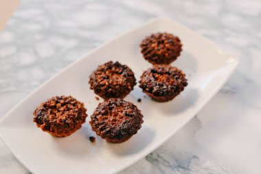 Bir grup çeşit kurabiye. Çikolata parçacıklı, yulaflı, kuru üzümlü, beyaz çikolatalı.