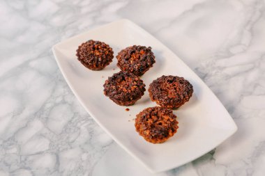 Bir grup çeşit kurabiye. Çikolata parçacıklı, yulaflı, kuru üzümlü, beyaz çikolatalı.