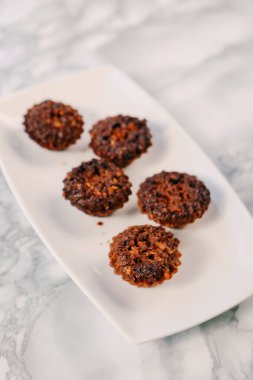 Bir grup çeşit kurabiye. Çikolata parçacıklı, yulaflı, kuru üzümlü, beyaz çikolatalı.