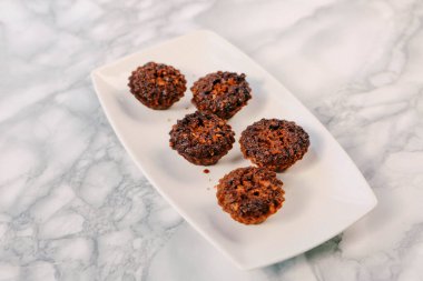 Bir grup çeşit kurabiye. Çikolata parçacıklı, yulaflı, kuru üzümlü, beyaz çikolatalı.