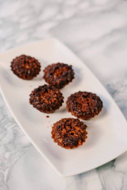 Bir grup çeşit kurabiye. Çikolata parçacıklı, yulaflı, kuru üzümlü, beyaz çikolatalı.