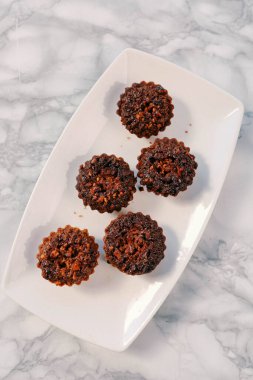 Bir grup çeşit kurabiye. Çikolata parçacıklı, yulaflı, kuru üzümlü, beyaz çikolatalı.