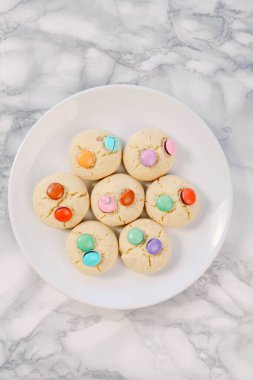 Bir grup çeşit kurabiye. Çikolata parçacıklı, yulaflı, kuru üzümlü, beyaz çikolatalı.