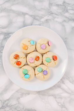 Bir grup çeşit kurabiye. Çikolata parçacıklı, yulaflı, kuru üzümlü, beyaz çikolatalı.