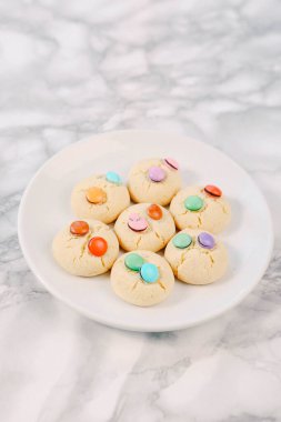 Bir grup çeşit kurabiye. Çikolata parçacıklı, yulaflı, kuru üzümlü, beyaz çikolatalı.