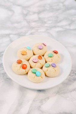 Bir grup çeşit kurabiye. Çikolata parçacıklı, yulaflı, kuru üzümlü, beyaz çikolatalı.