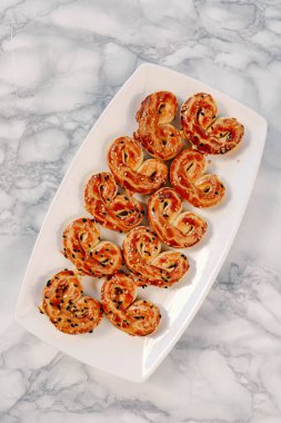 Bir grup çeşit kurabiye. Çikolata parçacıklı, yulaflı, kuru üzümlü, beyaz çikolatalı.