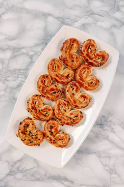 Bir grup çeşit kurabiye. Çikolata parçacıklı, yulaflı, kuru üzümlü, beyaz çikolatalı.