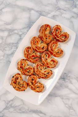 Bir grup çeşit kurabiye. Çikolata parçacıklı, yulaflı, kuru üzümlü, beyaz çikolatalı.